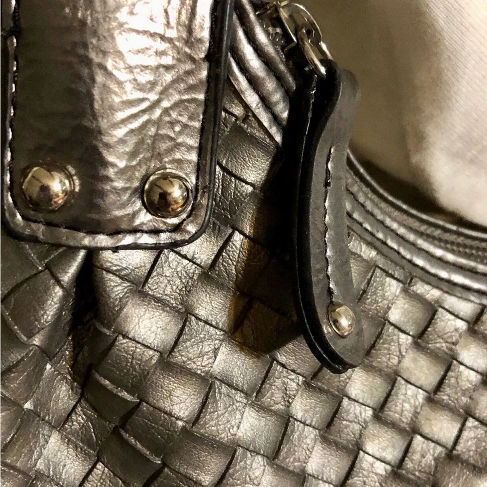XOXO Silver Woven Hobo Bag in  basket weave zip top 10x14 NWOT
